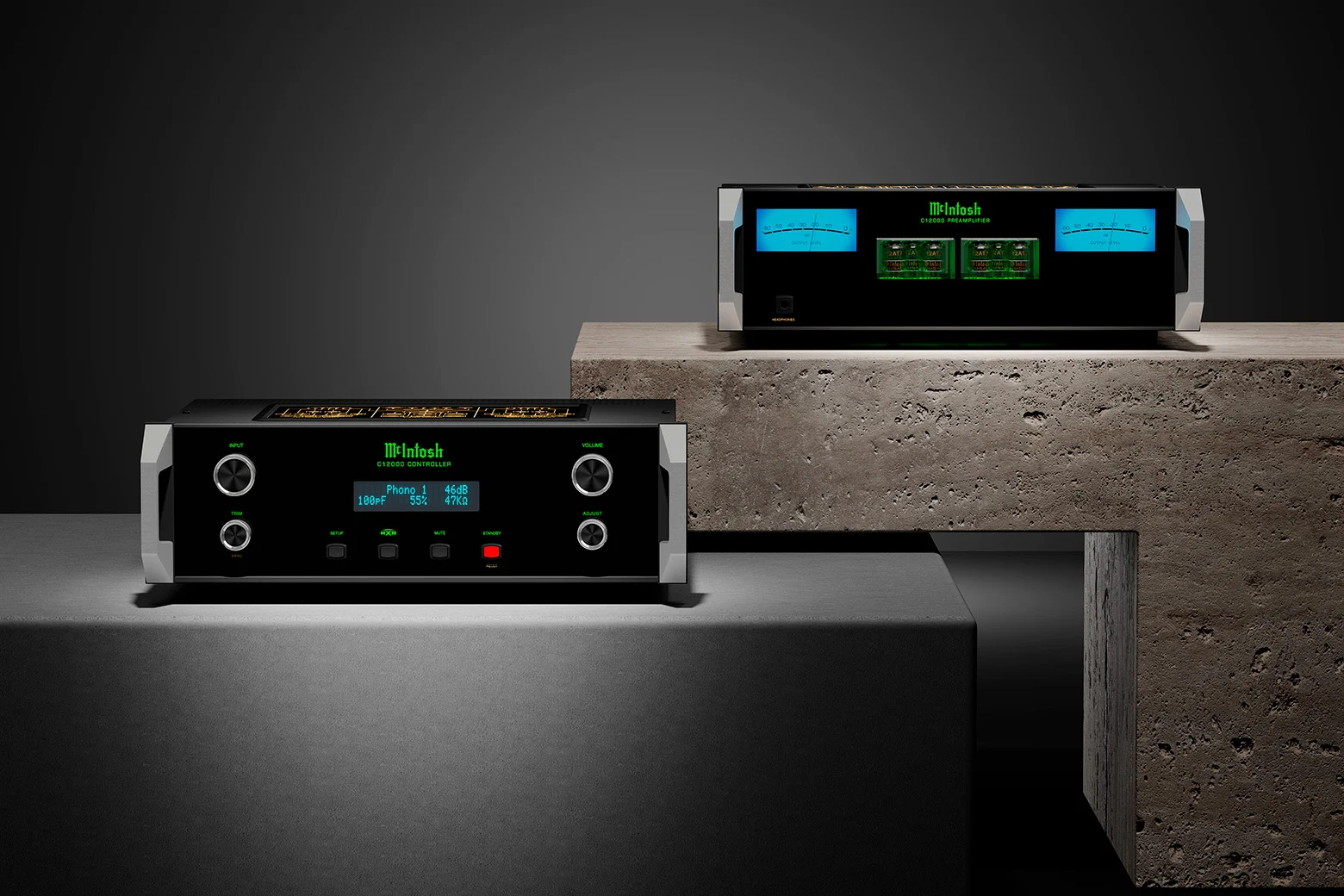 Твердотельный и ламповый предусилитель McIntosh C12000