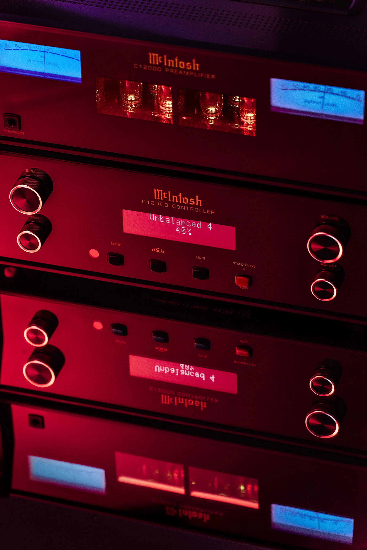 Твердотельный и ламповый предусилитель McIntosh C12000