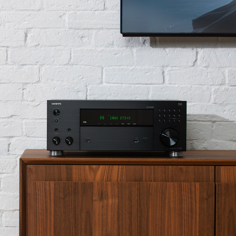 ONKYO TX RZ30 на деревянной медиаконсоли med res 2000x2000