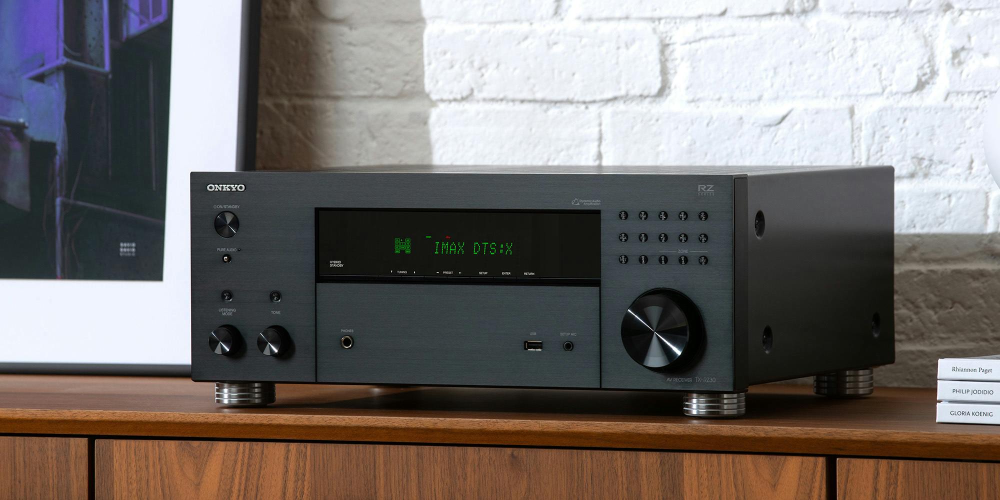 ONKYO TX RZ30 на медиаконсоли md res 2000x1000