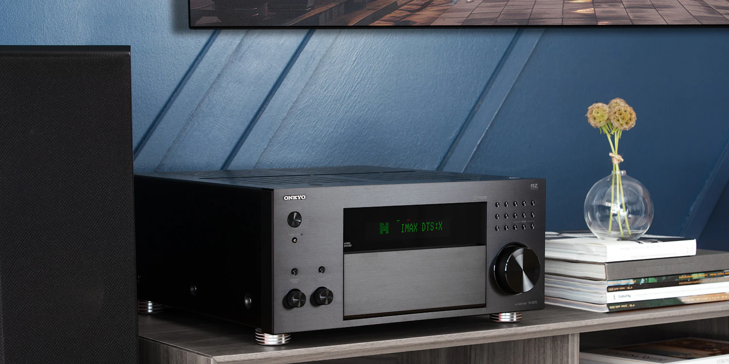 TX RZ70 на синей стене рядом с колонкой и вазой 2000x1000