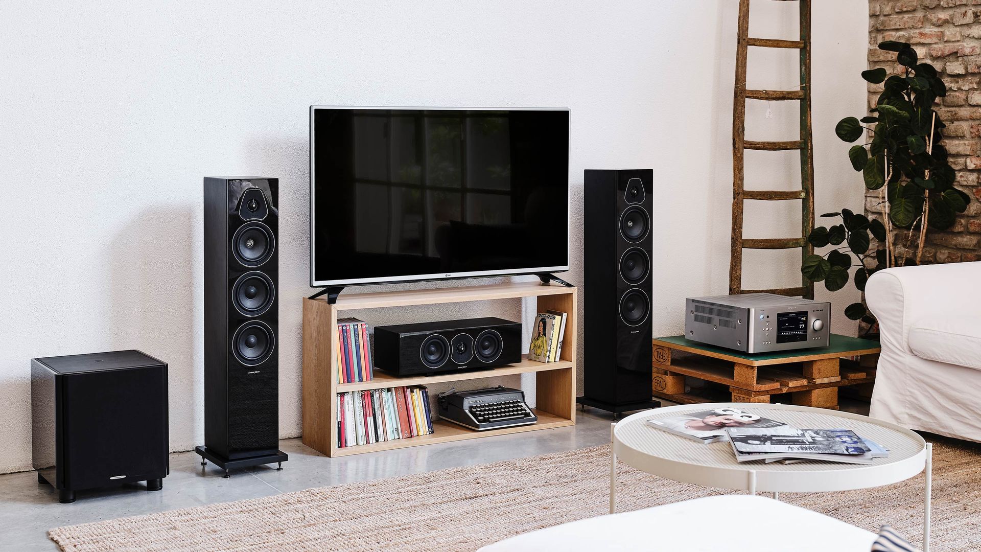 Акустические системы Sonus faber Lumina Collection из дерева венге создают атмосферу домашнего кинотеатра для полного погружения в звук.