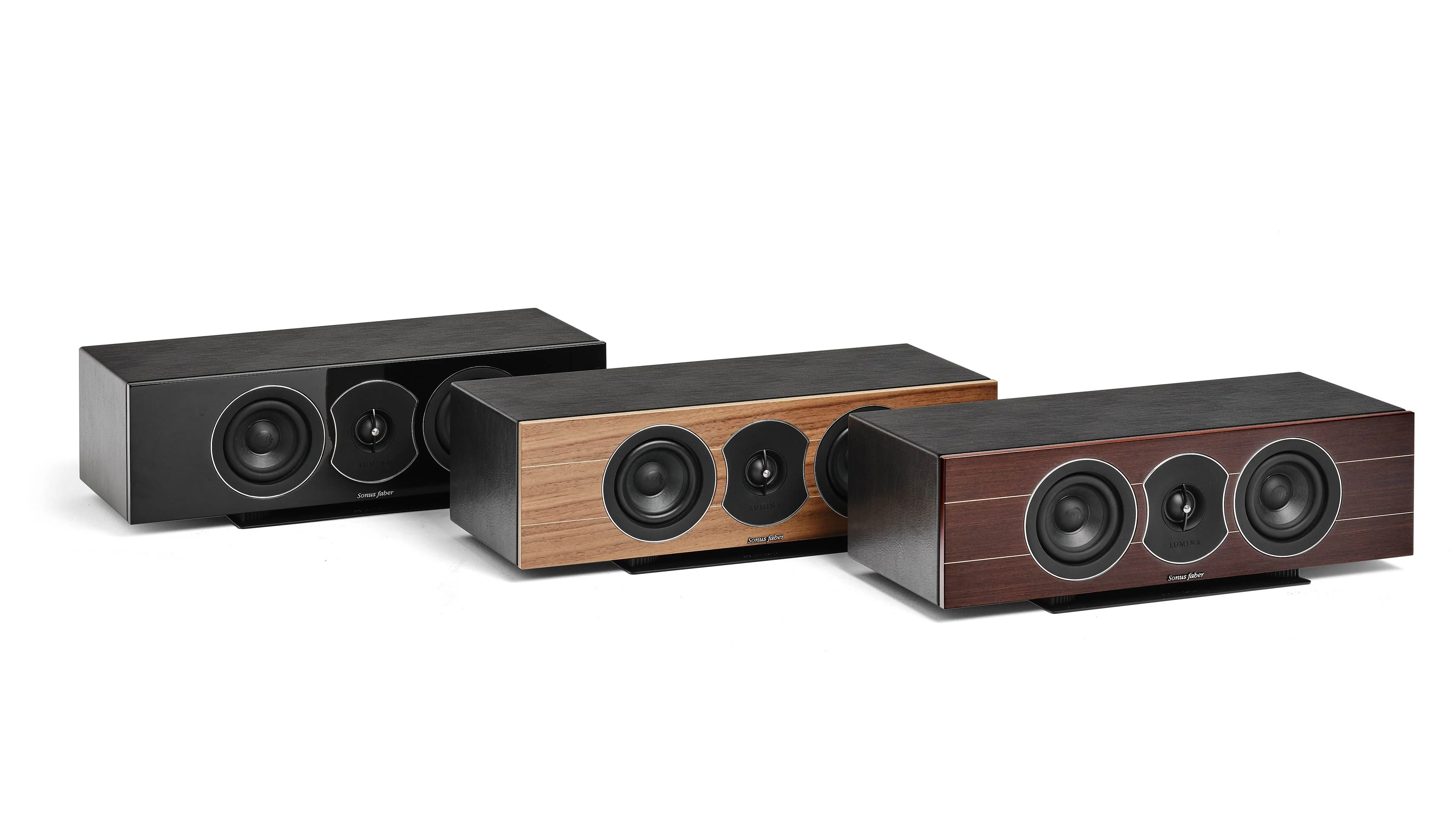 Три центральные колонки Sonus faber Lumina CI с различными вариантами отделки: черный рояльный лак, орех и венге.