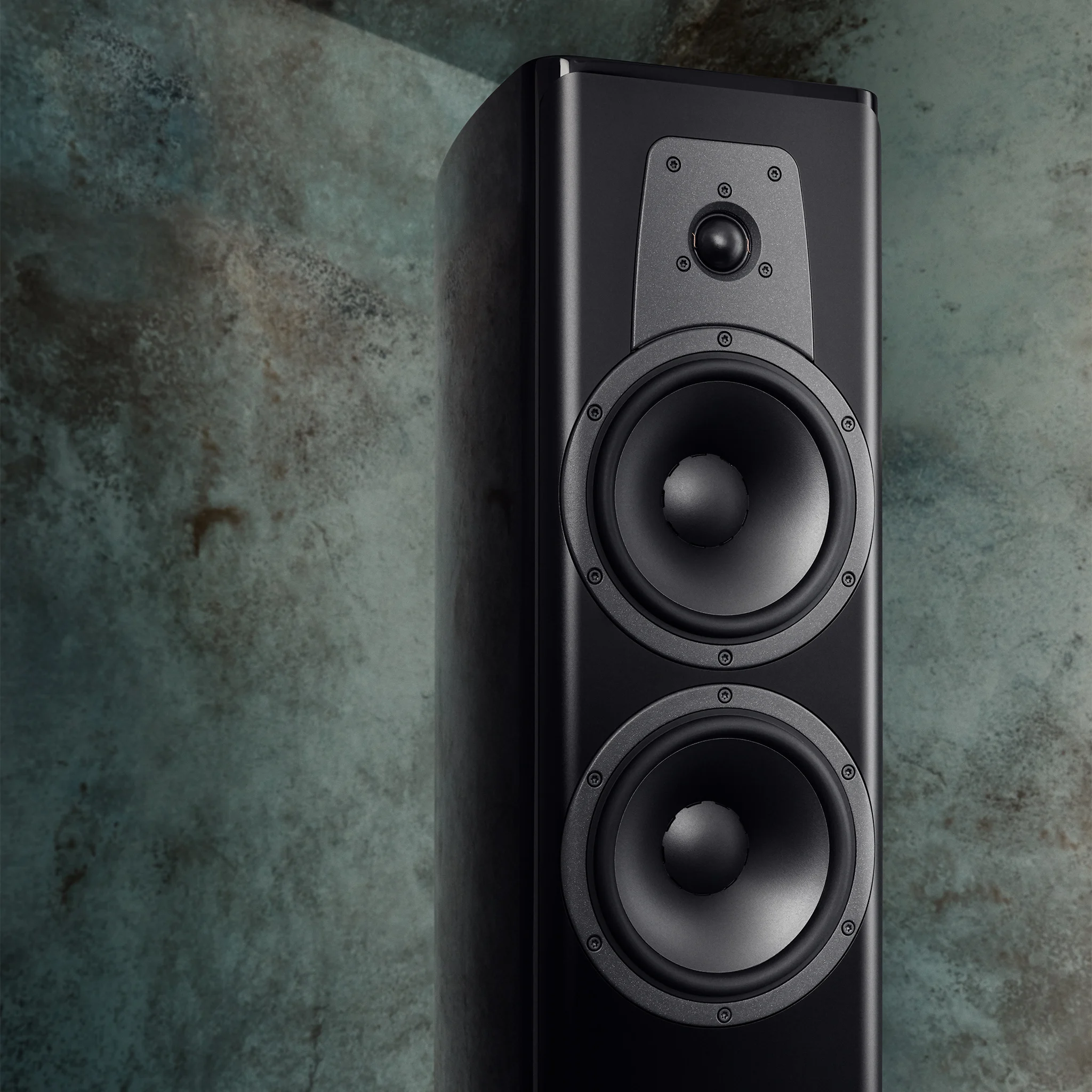 Dynaudio Contour 30i_Black_High_Gloss_03_2048x2048px