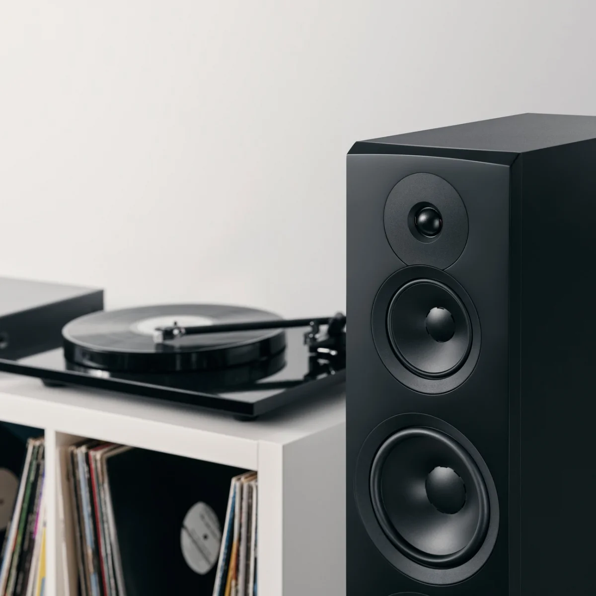 Напольная акустика Dynaudio Emit 50 White